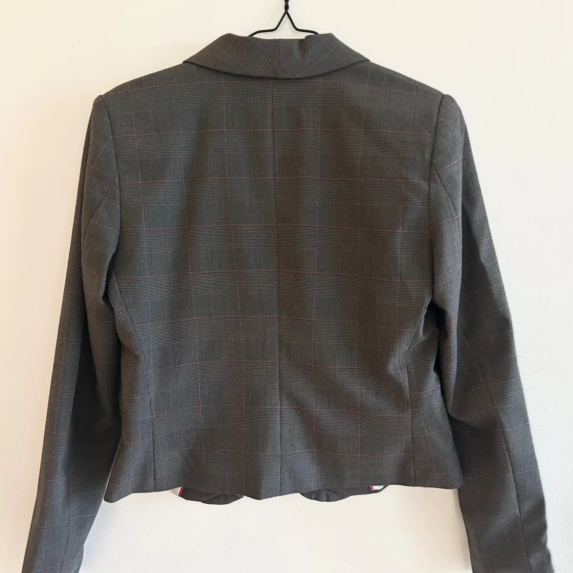 Grå kavaj med frill - 91