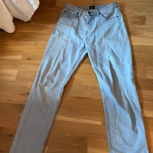 Ljusblå jeans från Lee - Snygga ljusblå jeans från Lee i modellen Carol. De har en klassisk femficksdesign och en bekväm passform. Perfekta för en avslappnad stil.