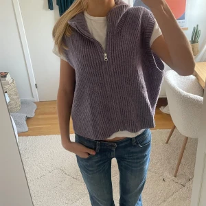 Lila stickad väst med dragkedja - Så najs lila stickad väst med dragkedja. Kan ha med t-shirt, långärmad eller utan något under
