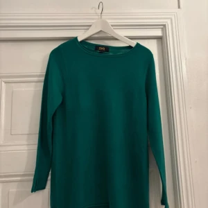Grön tröja från OVS - Säljer en stilren grön tröja från OVS. Tröjan har långa ärmar och en rund halsringning. Perfekt för en avslappnad look.