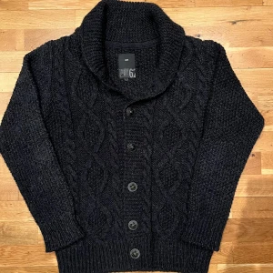 Stickad kofta från WE - Säljer en riktigt fet stickad cardigan från WE. Koftan har en hög krage som gör den kalla vintern lite varmare stilren look. 