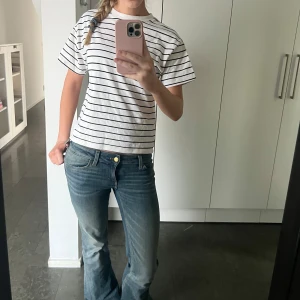 Vit och svart randig t-shirt från Zara  - Säljer en klassisk vit t-shirt med svarta ränder från Zara💞 ❗️Skriv om du vill se fler bilder❗️Storlek: 13-14år, 164 Nypris: ca 250kr