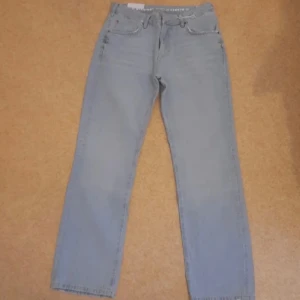 Low Waist Jeans  - Helt Nya ljusblå jeans med rak passform och midwaist. Perfekta för en avslappnad stil. Lapparna fortfarande på. Säljs pga fel storlek. 