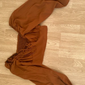Tröja S - Använd men i fint skick! Snörning framtill