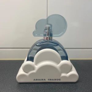 Ariana Grande Cloud Parfym - Säljer denna parfym som är minimalt använd då det inte riktigt är min lukt. 100ml