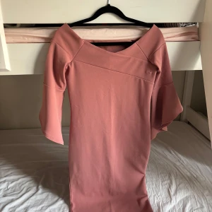 Klänning - Använd en gång men väskan råkade sprätta upp den, därav priset