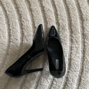 Svarta pumps - Helt oanvända svarta lackpumps med hög klack. 10cm klackhöjd💕