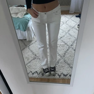 Vita jeans - Vita jeans🤍🤍🤍 från jeanerica, prislappen är kvar! 