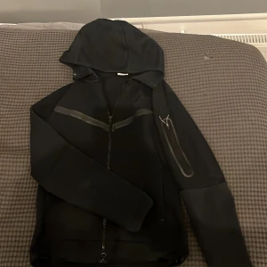 Tech fleece - Säljer en svart tech fleece i bra skick. Storlek XS 