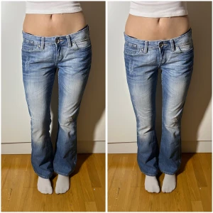 Lågmidjade bootcut jeans  - Lågmidjade jeans. Storlek w29 L32. Innerbenslängd: 80 midjemått:40. Köp sker via köp nu, jag postar inom 24h. Kvar tills markerad såld 