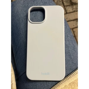 Ljusblått mobilskal från Holdit. IPHONE 13!  - Snyggt och stilrent ljusblått mobilskal från Holdit. Skalet är designat för att skydda din telefon samtidigt som det ger ett fräscht utseende. Perfekt för dig som vill ha ett enkelt men elegant skydd för mobilen.