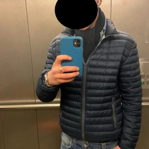 Colmar jacka - Tja! Jag säljer nu denna stilrena jacka från Colmar i toppskick (10/10). Inga defekter och storleken är M. Modellen på bilden är 180cm och väger 67kg. Passar perfekt för alla årstider, ha bara en tjockare tröja under på vintern. Priset kan diskuteras