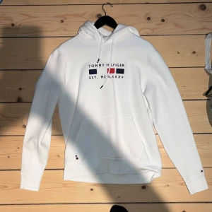 Tommy Hilfiger hoodie - Helt ny Tommy Hilfiger hoodie, bekvämt material. Kan mötas upp i Stockholm eller frakta. Pris kan diskuteras vid snabb affär