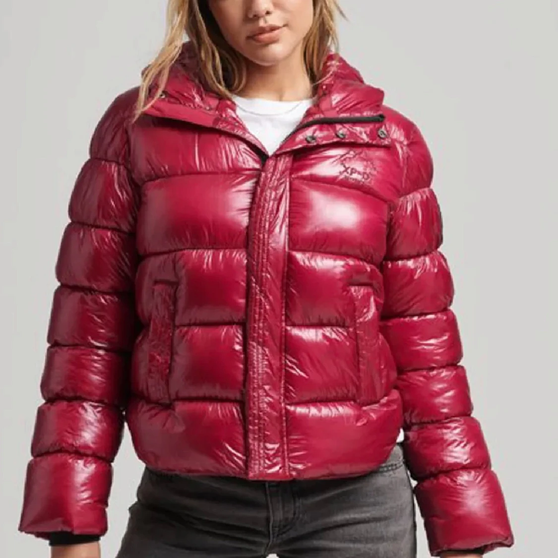 Röd pufferjacka