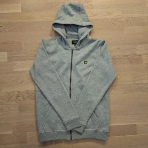 Grå hoodie från Lyle & Scott - Säljer en riktigt snygg Lyle & Scott tröja med dragkedja i storleken XS. Den är helt ny, bara testad. Om du är intresserad eller vill diskutera pris är det bara att skicka ett meddelande ✅️