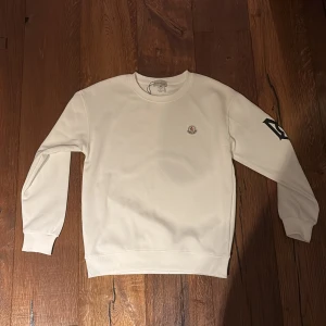 Moncler sweatshirt  - Säljer min Moncler sweatshirt på grund av att den är för liten. Den är aldrig använd och har ingen andra defekter. Hör av dig om du är intresserad eller undrar något.