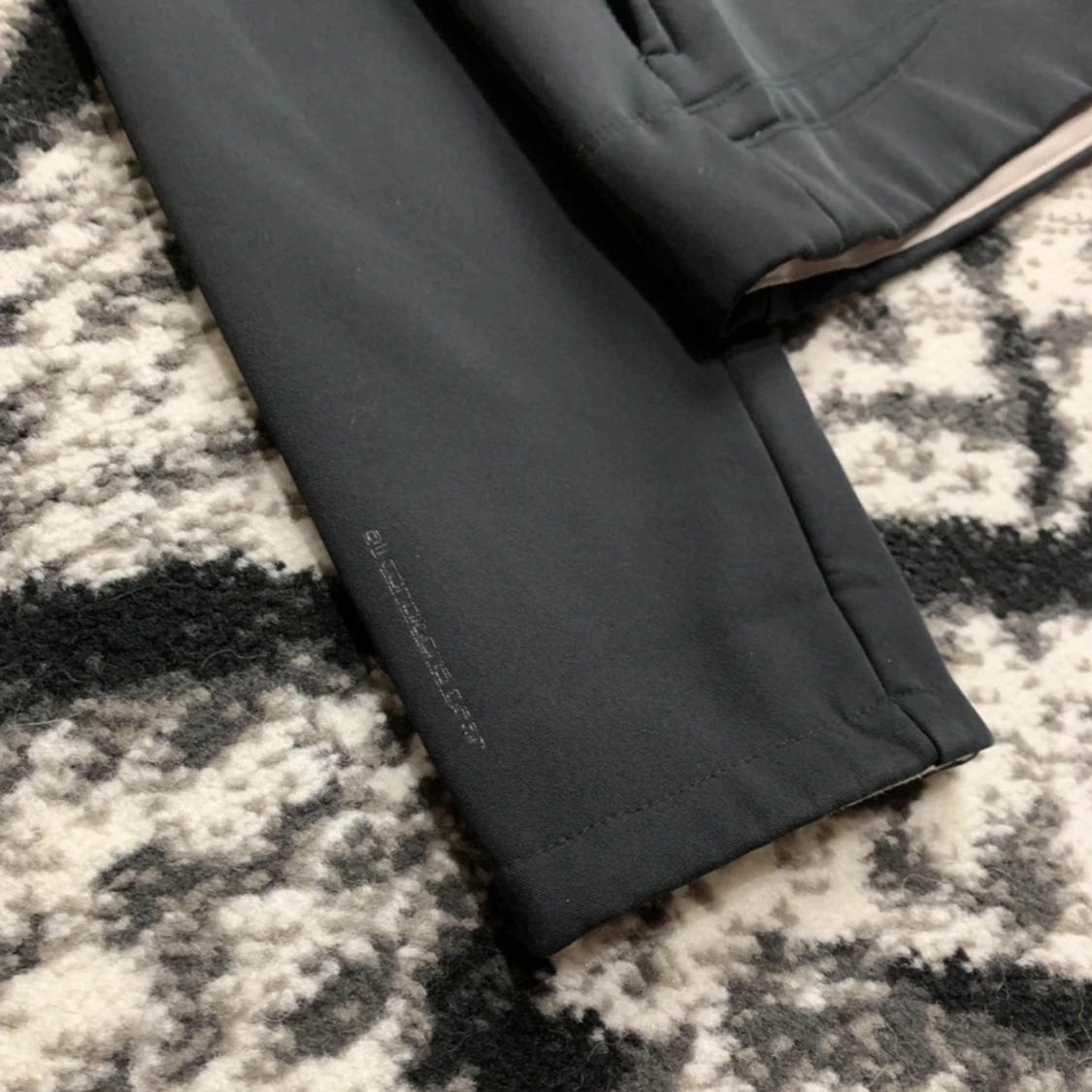 Svart jacka med huva från Nike - 91