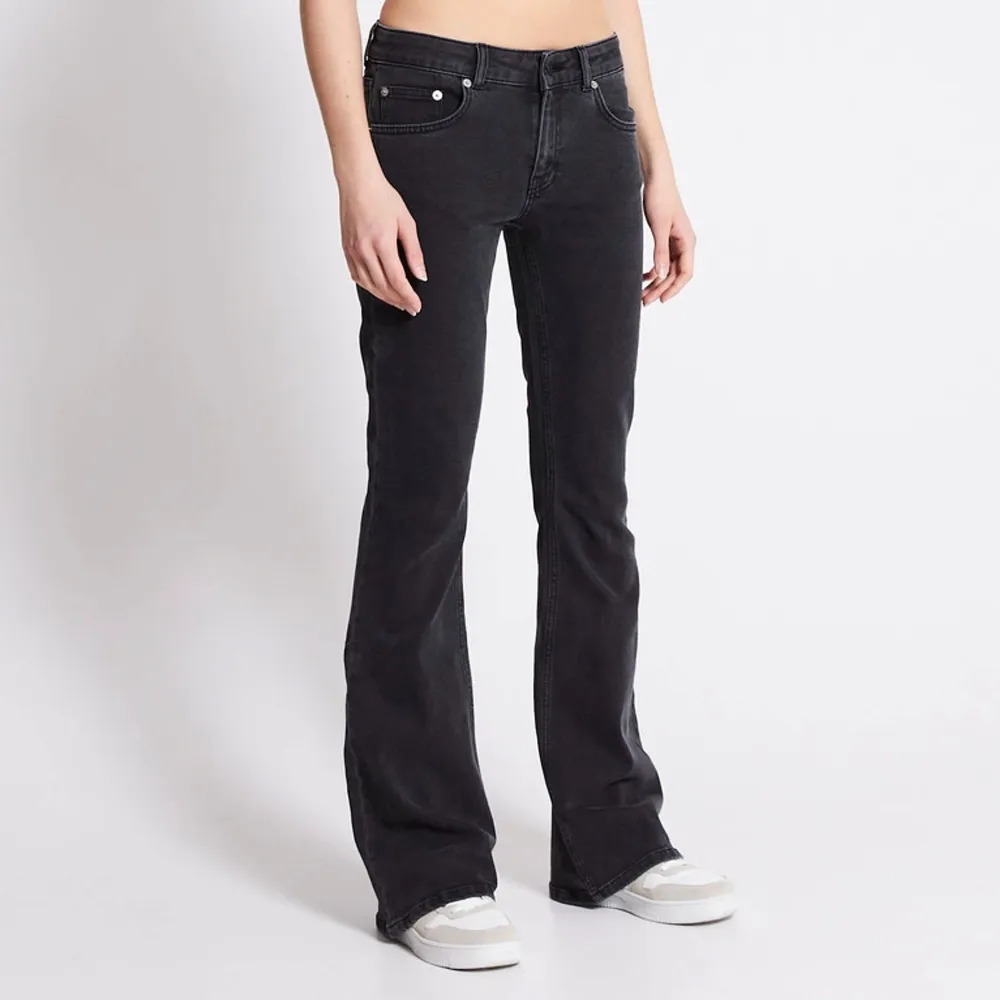 Snygga svarta bootcut jeans med klassisk femficksdesign. De har en lågmidjad passform och är perfekta för en avslappnad stil. Jeansen är tillverkade i ett bekvämt material som ger en skön känsla hela dagen. . Farkut & Housut.