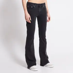 Snygga svarta bootcut jeans med klassisk femficksdesign. De har en lågmidjad passform och är perfekta för en avslappnad stil. Jeansen är tillverkade i ett bekvämt material som ger en skön känsla hela dagen. 