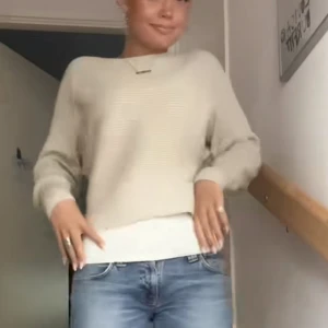 Beige ribbad tröja - Snygg beige ribbad tröja från Only med långa ärmar och en avslappnad passform. Perfekt för en stilren och bekväm look. Tröjan är tillverkad i ett mjukt material som ger en skön känsla hela dagen.