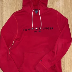 Röd hoodie från Tommy Hilfiger - Size L. price is negotiable. 