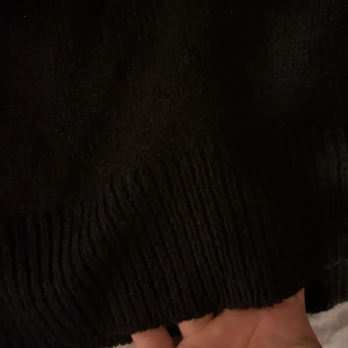 Svart V-ringad tröja från Divided - 2