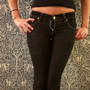 Svarta bootcut jeans från Victoria Beckham - Helt nytt skick använd cirka en gång säljer på grund av att dom är för små. Inga defekter