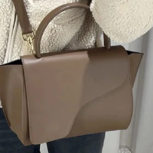 ATP väska stor - Så fin väska från atp atilier. Färgen är khaki Brown. Den är i fint skick och har inga stora defekter(den har lite små repor men inget man ser och omöjligt att undvika)💓💓💓, äkthetsbevis och dustbag följer med. Nypris 5200. Pris kan diskuteras!!!