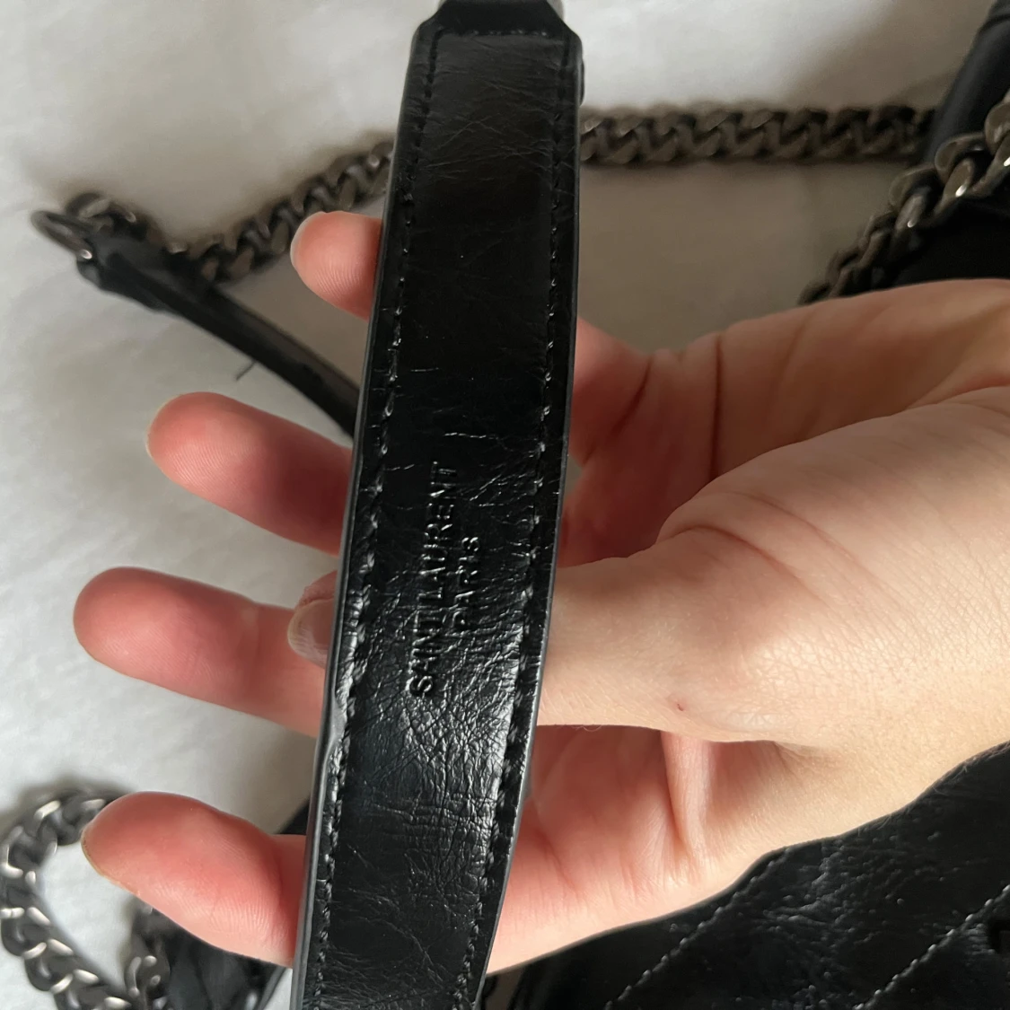 Svart quiltad axelväska med kedjedetaljer - 90