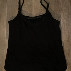 Svart linnetopp från The Black Label Collection - Svart linne från lager 157 som har spets uppe på framsidan som är bara använd ett par gånger men är i bra skick fortfarande 