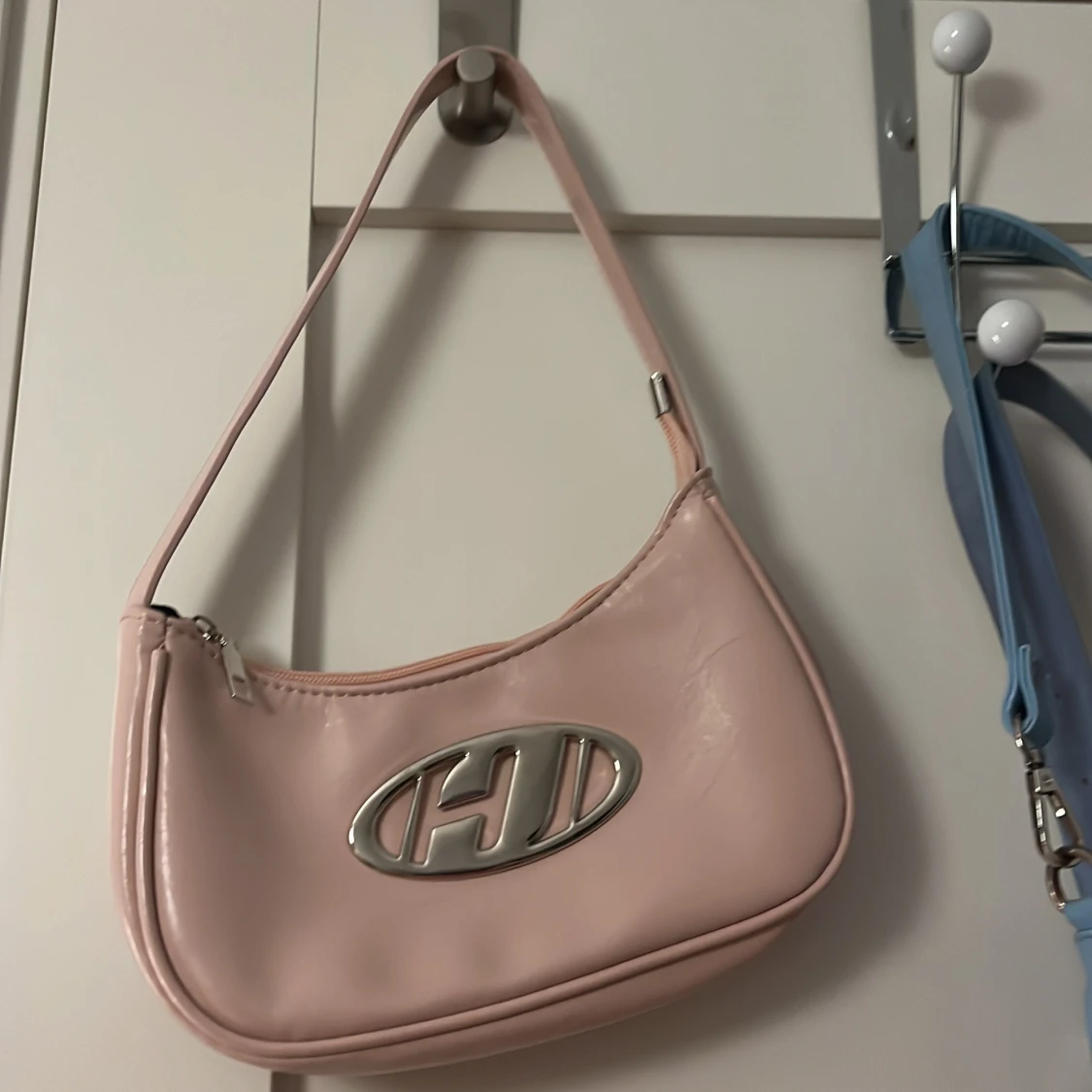 Rosa axelväska med metallogo - 90