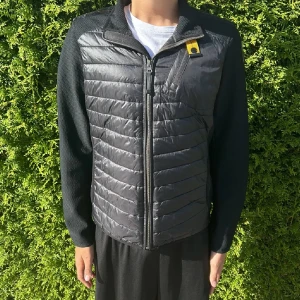 Parajumpers Cardigan - Säljer min parajumper cardigan  eftersom den är för liten för mig. Den är storlek S. Den har inga defekter. Om du är intresserad är det bara att höra av dig. 