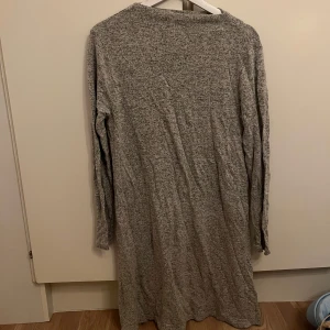 Mysig klänning - Säljer en mysig grå klänning med långa ärmar. Perfekt för kyliga dagar och att mysa i hemma. Enkel och stilren design som passar till det mesta.