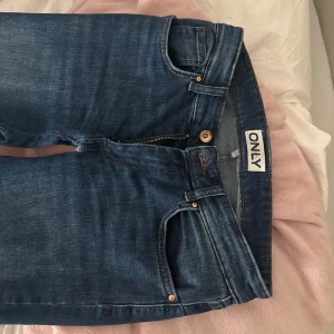Blå jeans från ONLY - Säljer min låga bootcut jeans från only de dem är för långa och för tajta🥹😓midjemått 39 cm✨ och innerbensmått 83 cm🥰köpta för 649kr och använd 4 gånger!❤️❤️