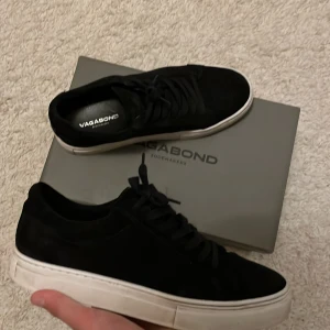 Svarta sneakers från Vagabond - Snygga mörkblå sneakers från Vagabond med vit sula. Skorna har en stilren design med snörning och är perfekta för en avslappnad look. Passar bra till både jeans och shorts.