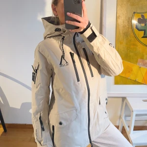 Skidjacka - Fin skidjacka som bara använts en skidsemester! Super praktisk och bra i backen 🤩