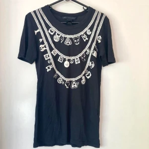 Svart t-shirt med tryck Marc Jacobs  - Så cool svart t-shirt från Marc by Marc Jacobs med unikt tryck. Kortärmad och i mjukt material, däremot finns små defekter såsom hål men inget märk värt💗💗