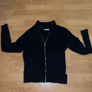 Full zip Lindbergh - Säljer en fet full zip från Lindbergh. Skick 9/10. //Använt ett par gånger så är i ett bra skick. Hör av dig för frågor eller bilder.