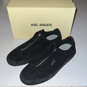 Svarta Axel Arigatos Skor - Säljer ett par helt oanvända Arigatos skor som är riktigt feta. Skick 10/10//Nypris 2500 mitt pris 999kr. Hör av dig om du har frågor.