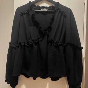 Svart blus  - Jättefin svart blus från Aware. Använd fåtal gånger, i jättefint skick💗