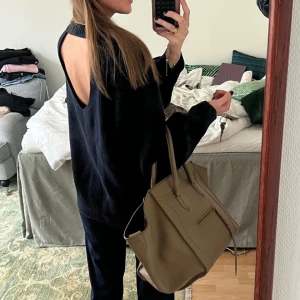 Filippa K tröja blå - Stickad tröja från Filippa K i mörkblått. Fint skick. Storlek L. Sista bilden är samma modell men i vit. 