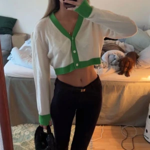 Cloeys kofta - Cloeys kofta i 100% Kashmir. Använd en gång, så snygg! Perfekt till sommarklänningar med även jeans/byxor. Kanske en perfekt kofta att ha till studentklänningen? 