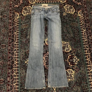 Hollister Lowrise och Bootcut Jeans  - Lowrise och bootcut Hollister Jeans 💕 Midjan är 75cm och innerbens är 83cm 🤍