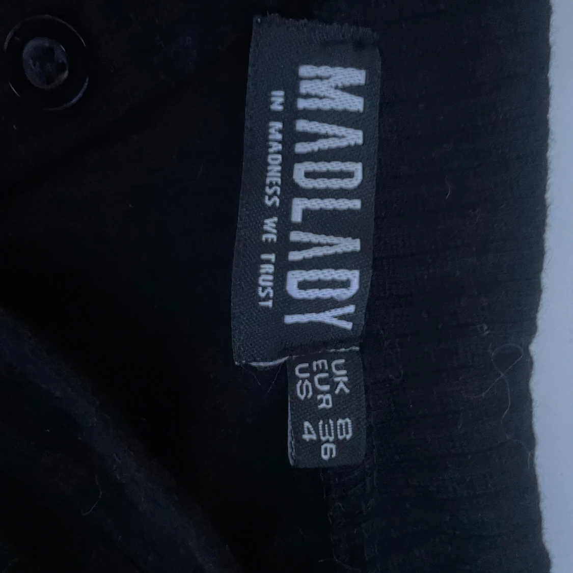 Svart croppad topp från Madlady - 92