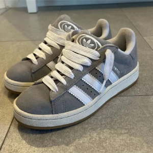  Adidas campus 00s grey gum - Snygga adidas campus. Jättesköna och i mycket bra skick. säljer på grund av att jag ej använder dem längre. (Lånade bilder men är i ungefär samma skick som de är på bilden)