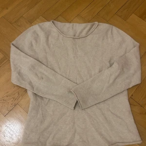 Fiore långärmad beige kashmir tröja! - Säljer denna kashmir tröjan från Fiore! Använt ett par gånger men inte på länge! Lappen är tyvärr borta, samma med storleken. Skulle dock gissa på S! Så snygg och mysig! Pris går att diskutera 