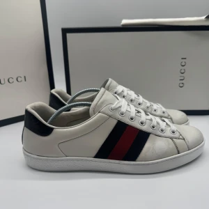 GUCCI ACE  - Gucci Ace - Skick: 8,5/10 - Tillbehör: Enbart skorna - Storlek 42 - Nypris ca 7500kr - DeluxeCloset