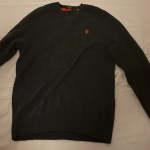 Svart tröja från Morris - Säljer en svart merinoull Morris tröja. I 8/10 skick. Var storlek M men krymptes till storlek S. Inte fast pris kan betalas mindre vid snabba affär. 