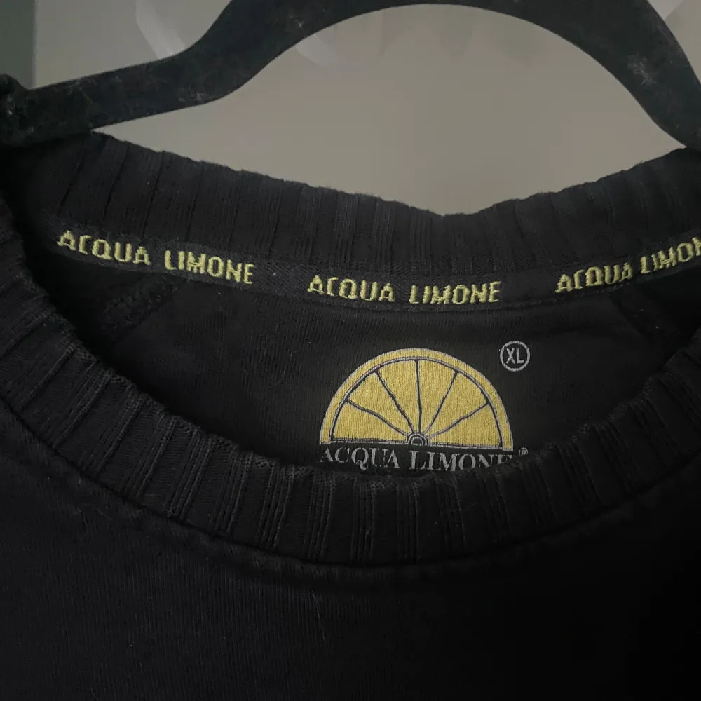 Säljer min skitsnygga Acqua Limone tröja, knappt använd.. Neuletakit & Villapaidat.