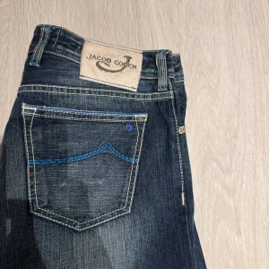 Jacob Cohen Jeans  - Jacob Cohen Jeans i suveränt skick. Byxorna är i storlek 33. Hör av er vid eventuella frågor.